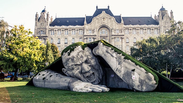 Điêu khắc khổng lồ bò ra khỏi mặt đất ở Budapest