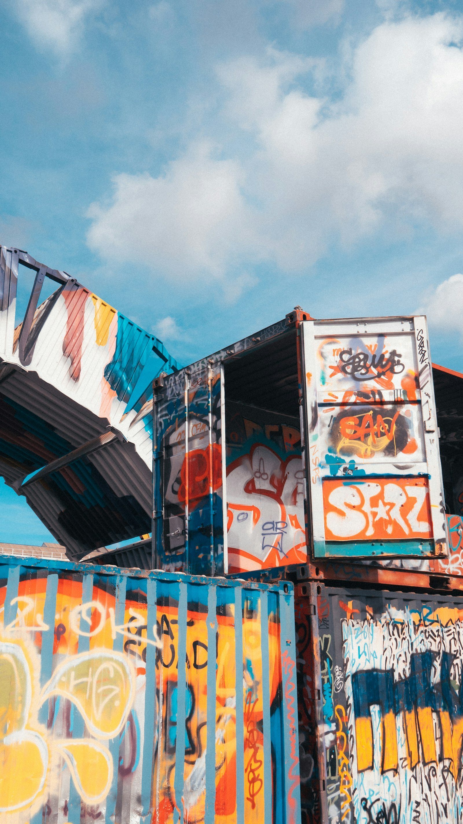 Container phủ graffiti làm quầy và chỗ ngồi trong một khu mở