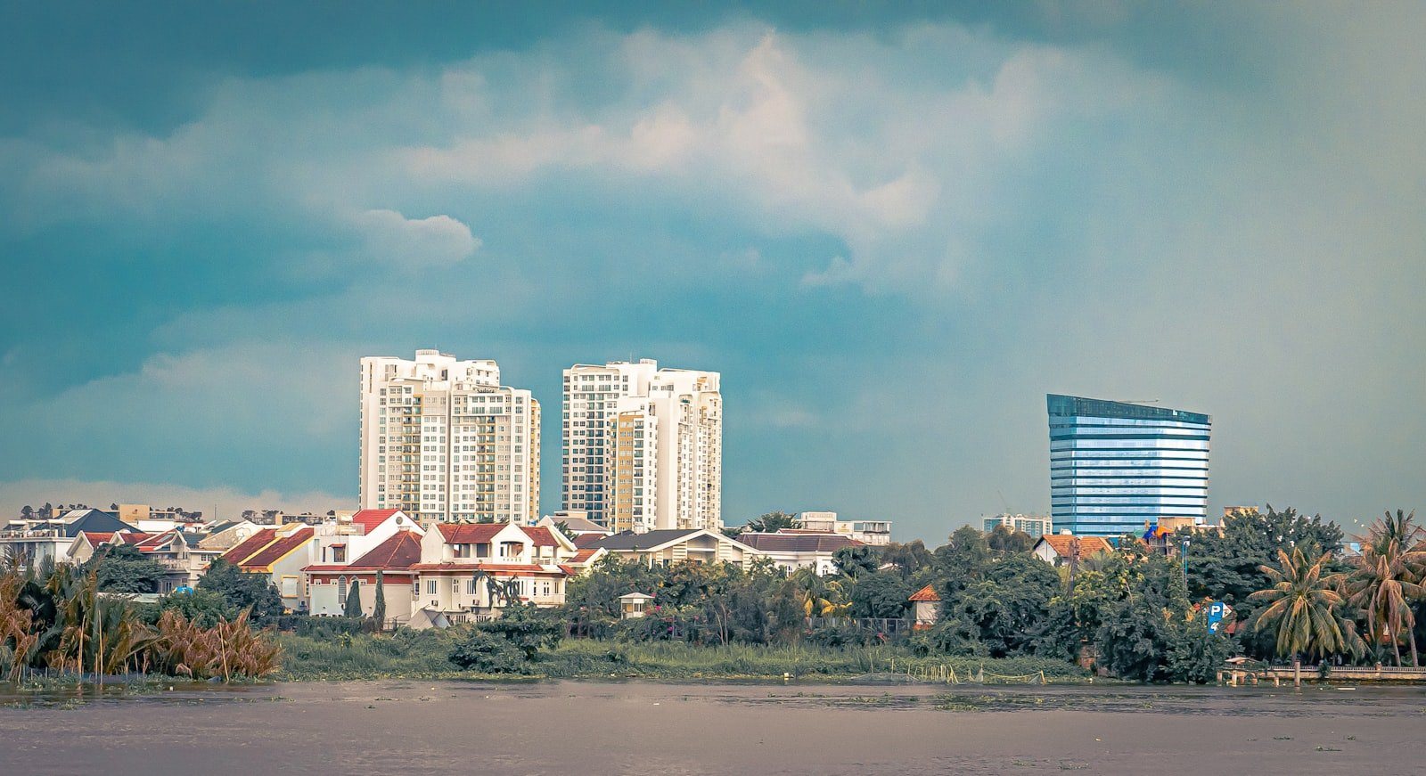 Hồ nước và dải cây xanh giữa khu đô thị mới