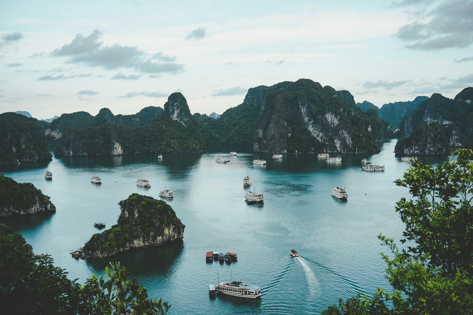 Vịnh biển và các đảo đá nhìn từ trên cao