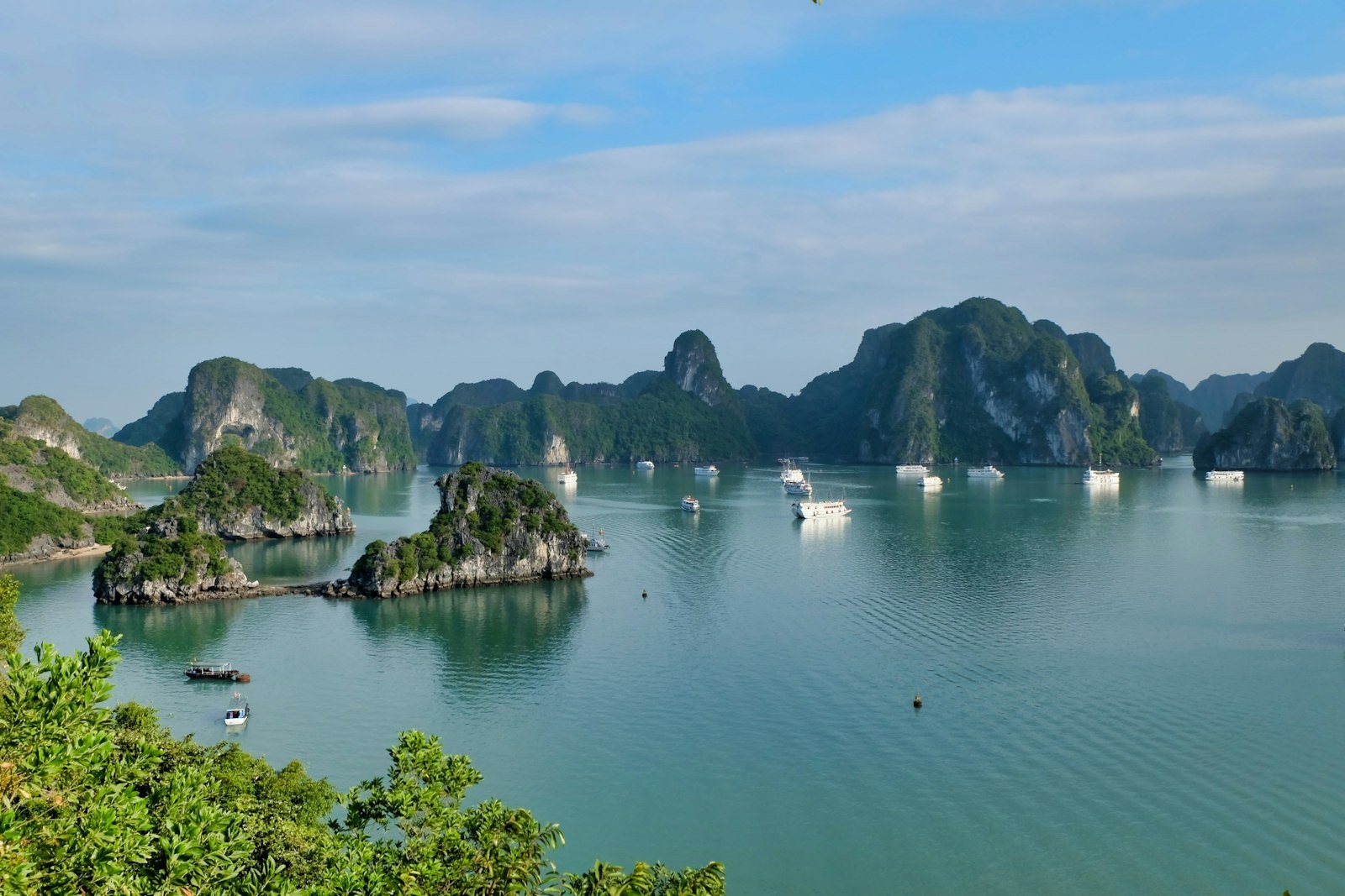 Vịnh biển với các khối núi đá phủ cây nhìn từ trên cao