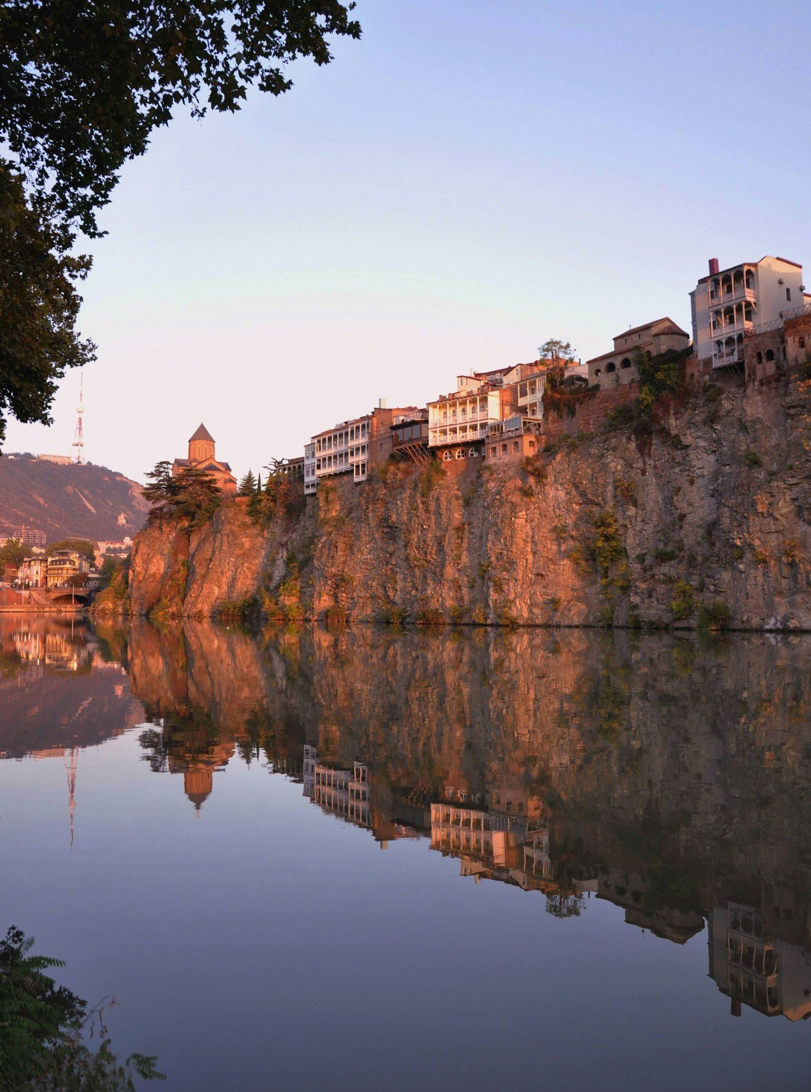 Nhà ven vách sông Kura ở Tbilisi lúc bình minh