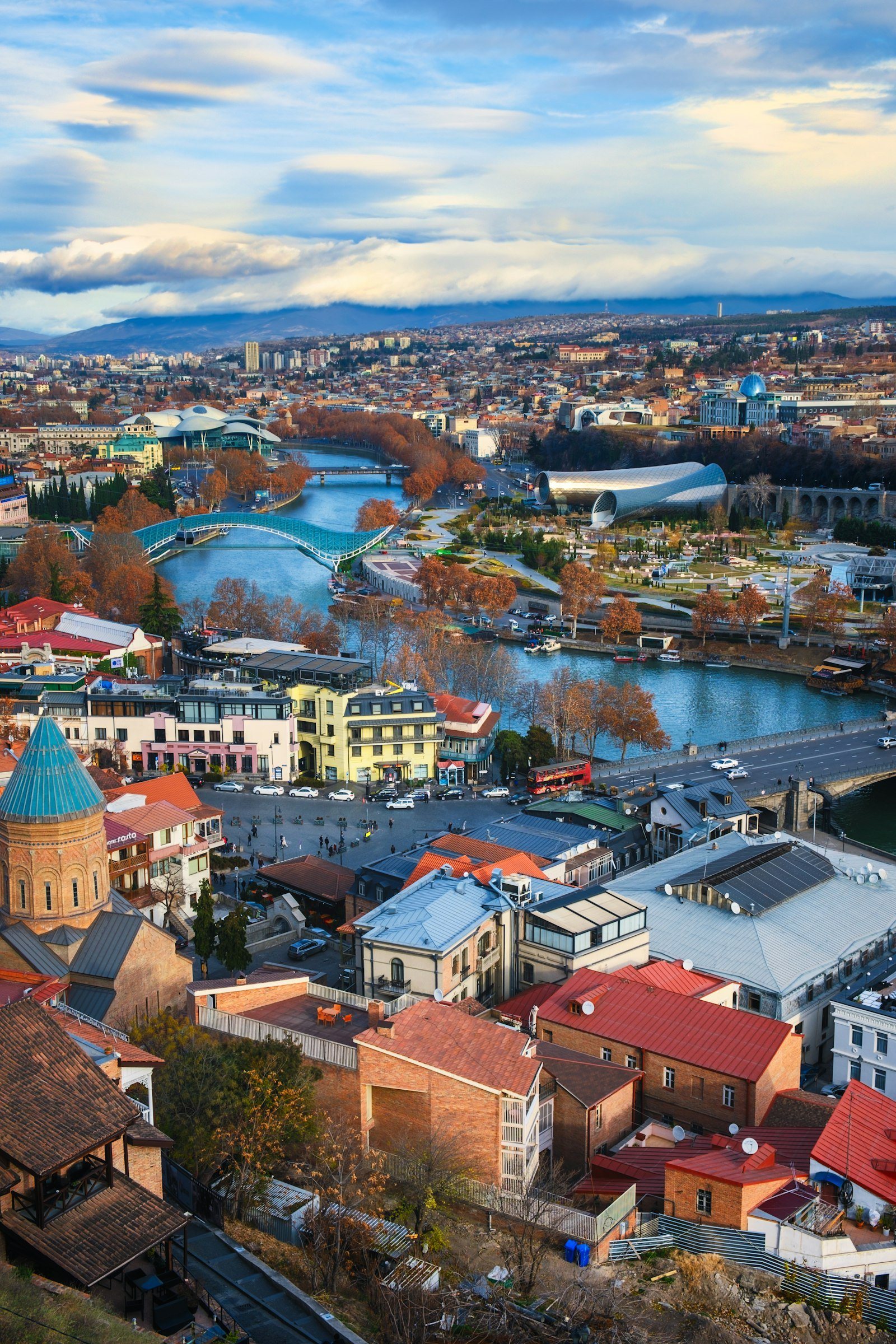 Toàn cảnh thành phố Tbilisi nhìn từ trên cao