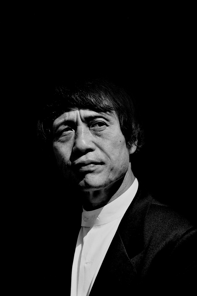 Chân dung đen trắng kiến trúc sư Tadao Ando trong vệt sáng trên nền tối