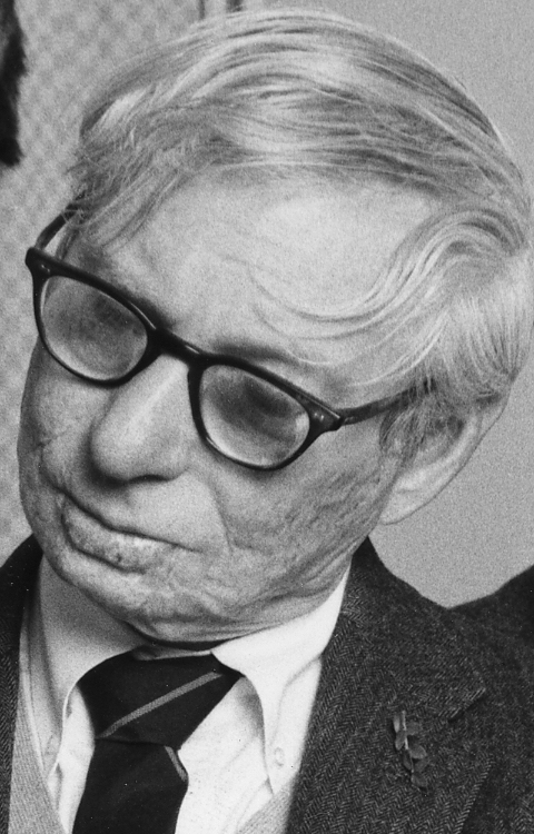 Chân dung kiến trúc sư Louis Kahn tóc bạc đeo kính, ảnh đen trắng