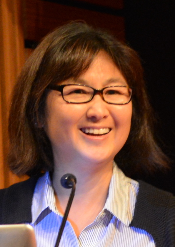 Chân dung Maya Lin đeo kính cười tại buổi thuyết trình