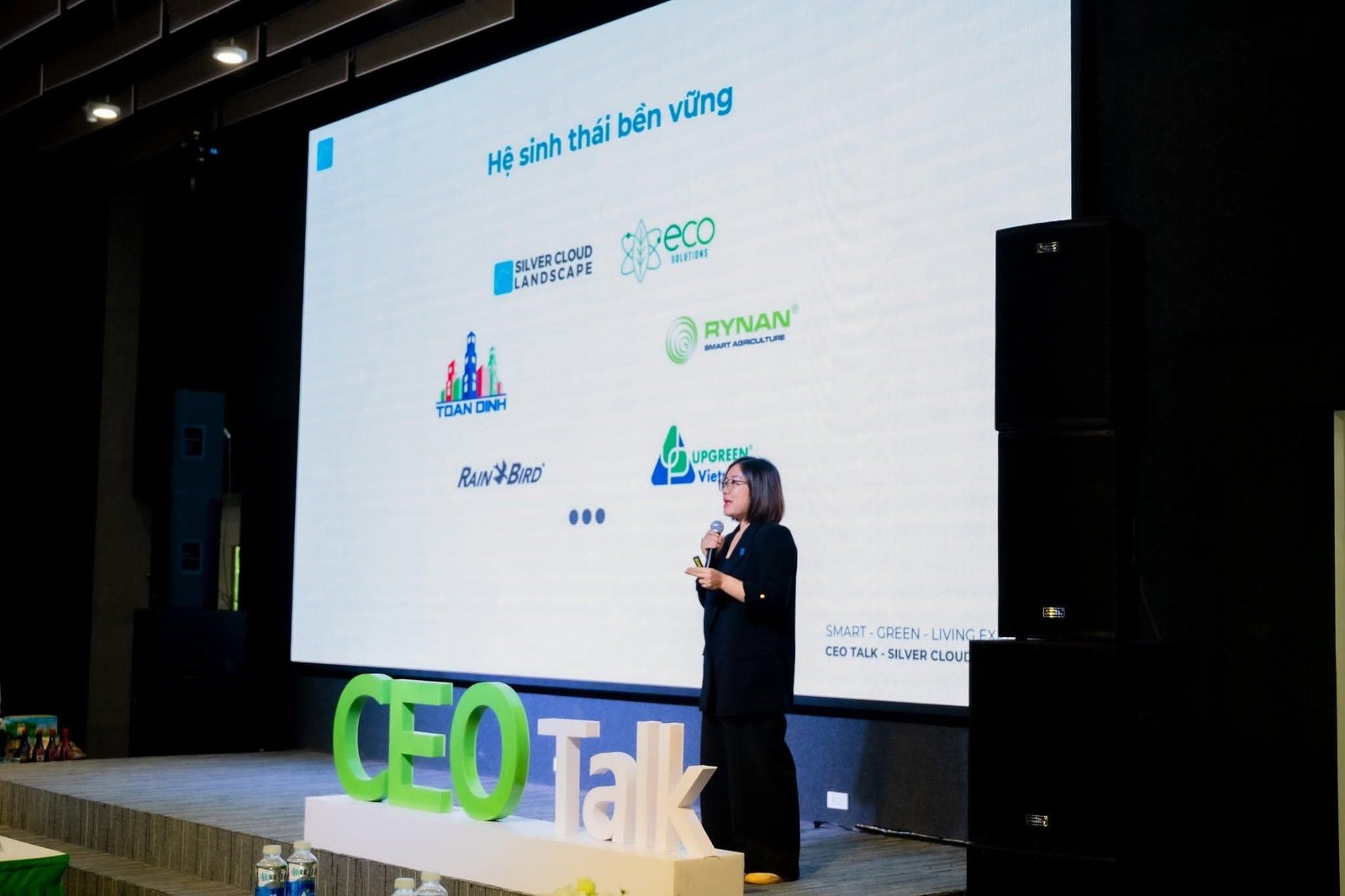 Đại diện Silver Cloud trình bày tại CEO Talk, màn hình chiếu hệ sinh thái đối tác của Silver Cloud Landscape