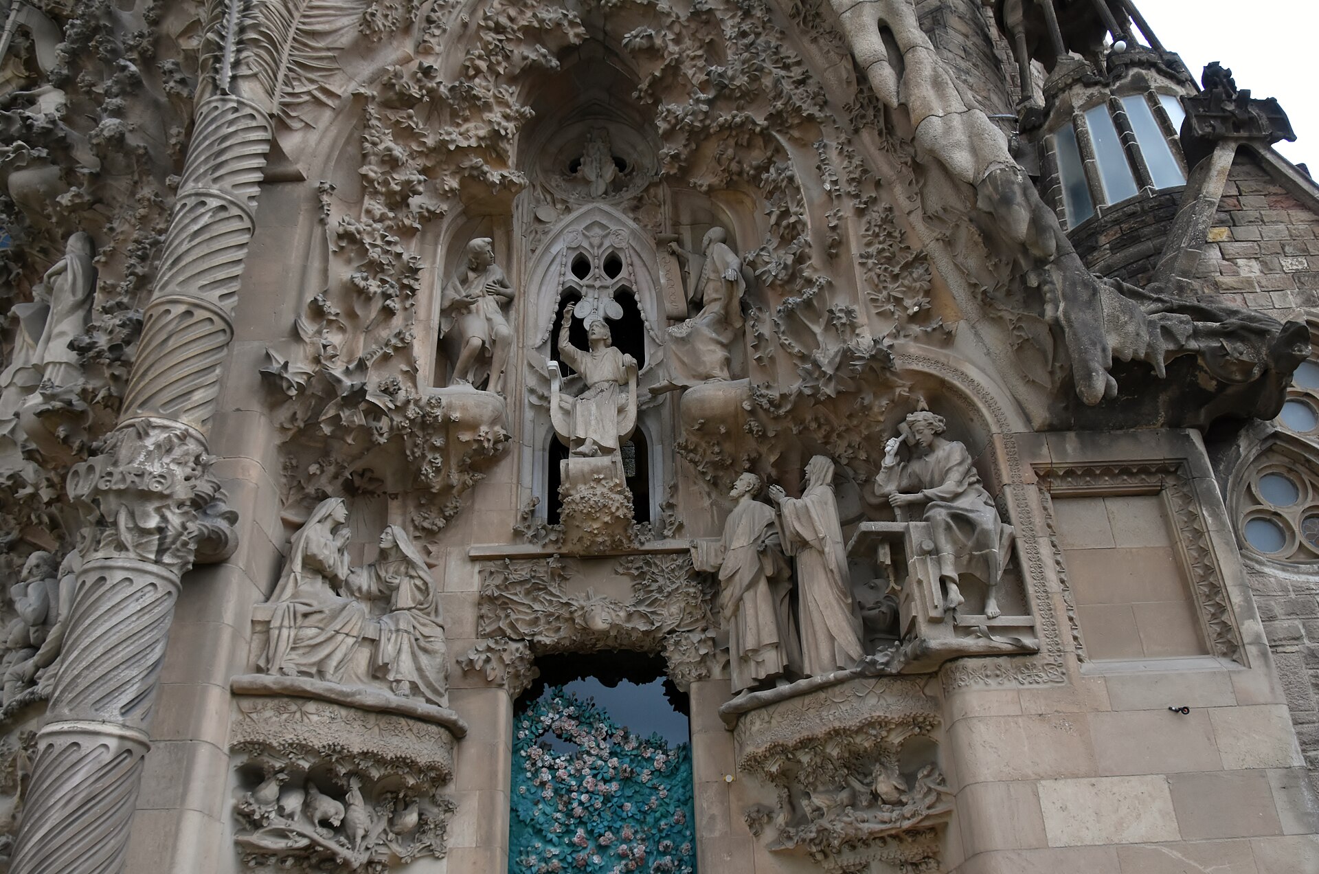 Chi tiết mặt đứng Giáng Sinh của Sagrada Família với các cụm điêu khắc phủ kín như thảm thực vật đá