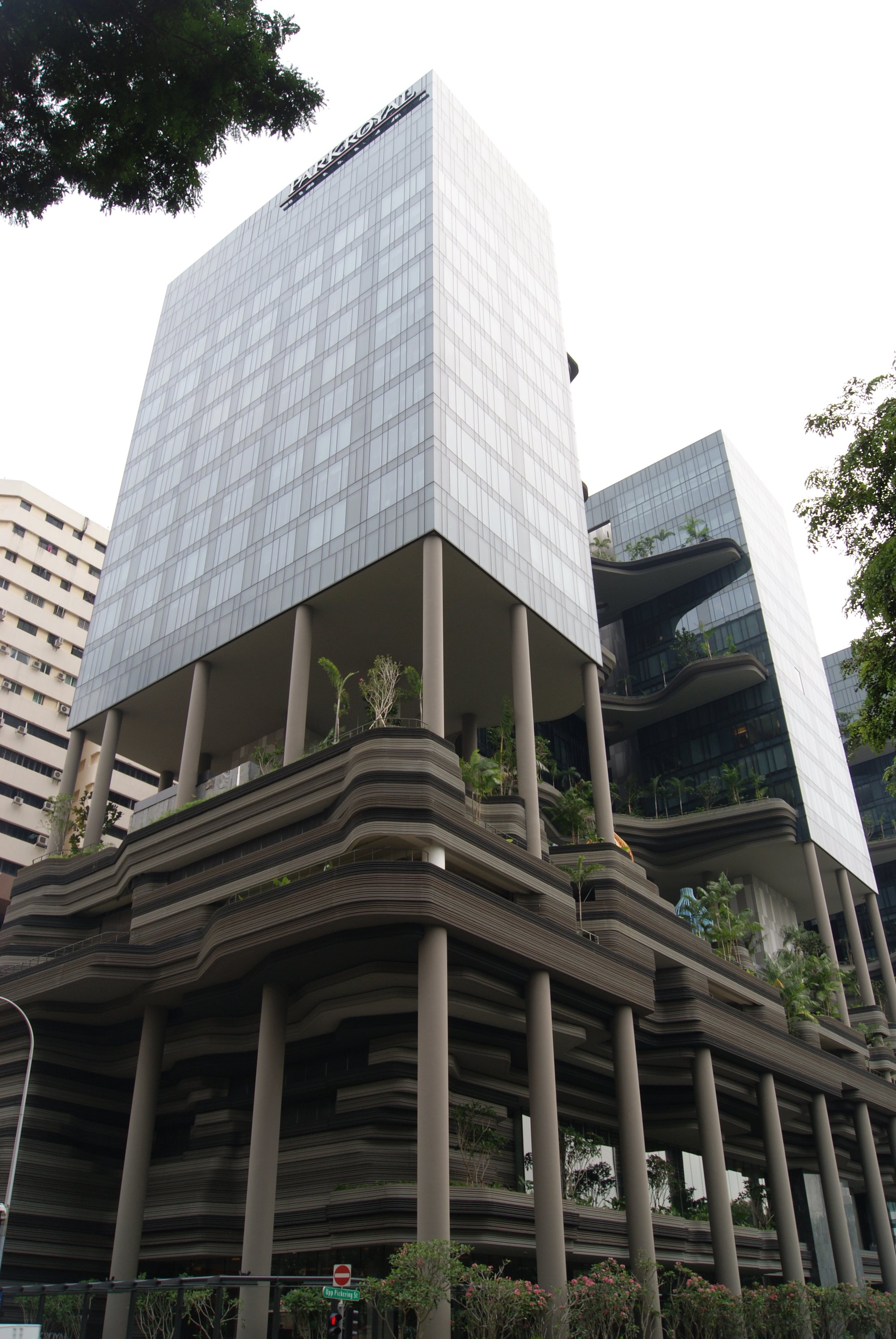 Parkroyal on Pickering nhìn từ phố bên dưới