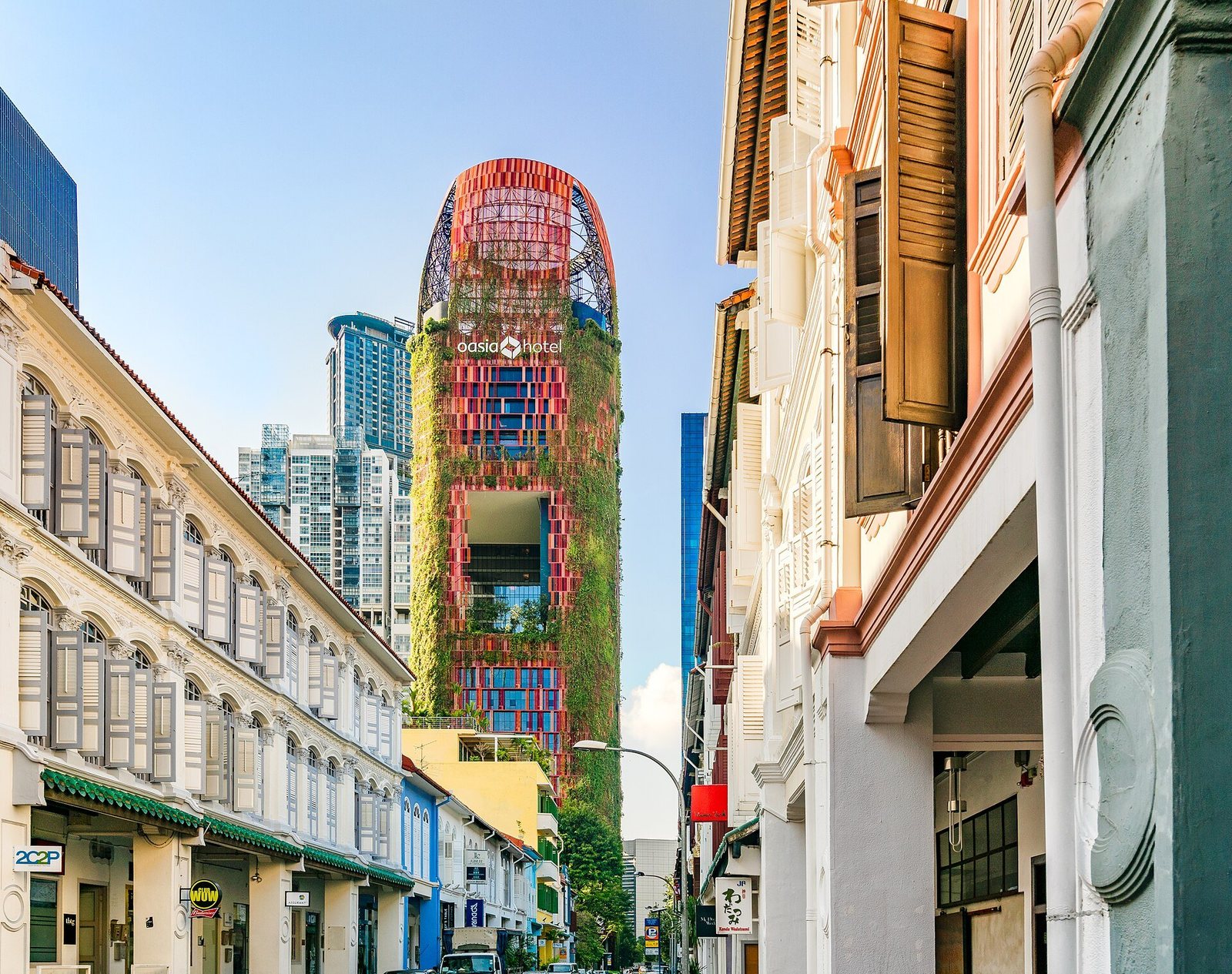 Oasia Hotel Downtown nhìn từ dãy nhà phố bên dưới