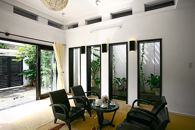 Bộ salon được sử dụng lại từ ngôi nhà cũ vẫn rất phù hợp trong không gian mới. Hồ cảnh kế bên phòng khách cũng là khoảng mở của phòng ngủ nhìn ra phía trước.