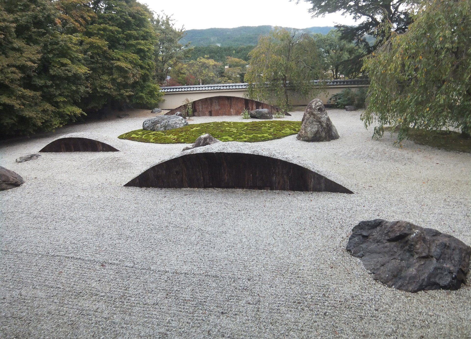 Naoshima, Awaji Yumebutai (2000), vườn đá Jissō-in cải tạo 2013 (hình 4 trong 4)