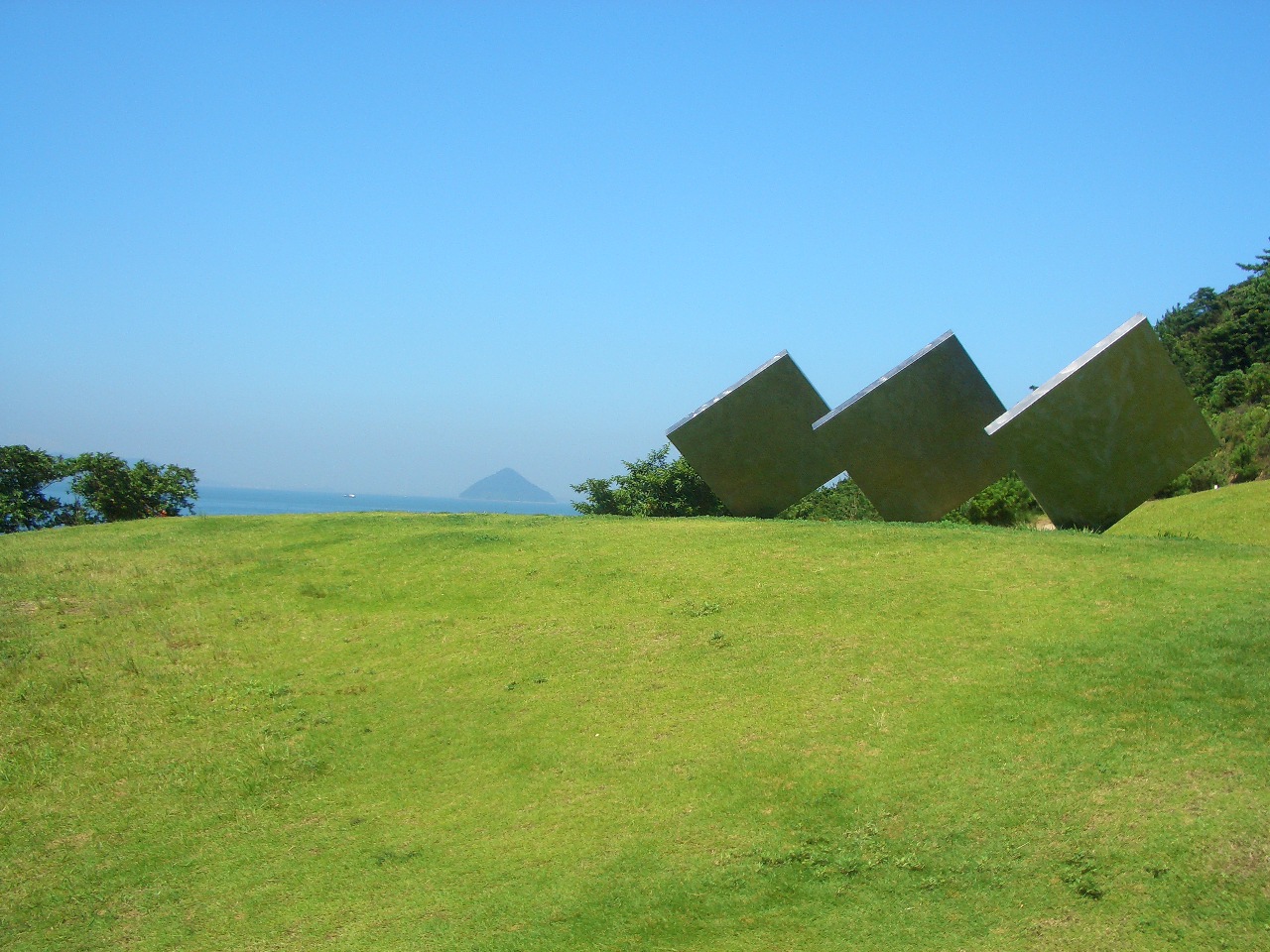 Naoshima, Awaji Yumebutai (2000), vườn đá Jissō-in cải tạo 2013 (hình 1 trong 4)
