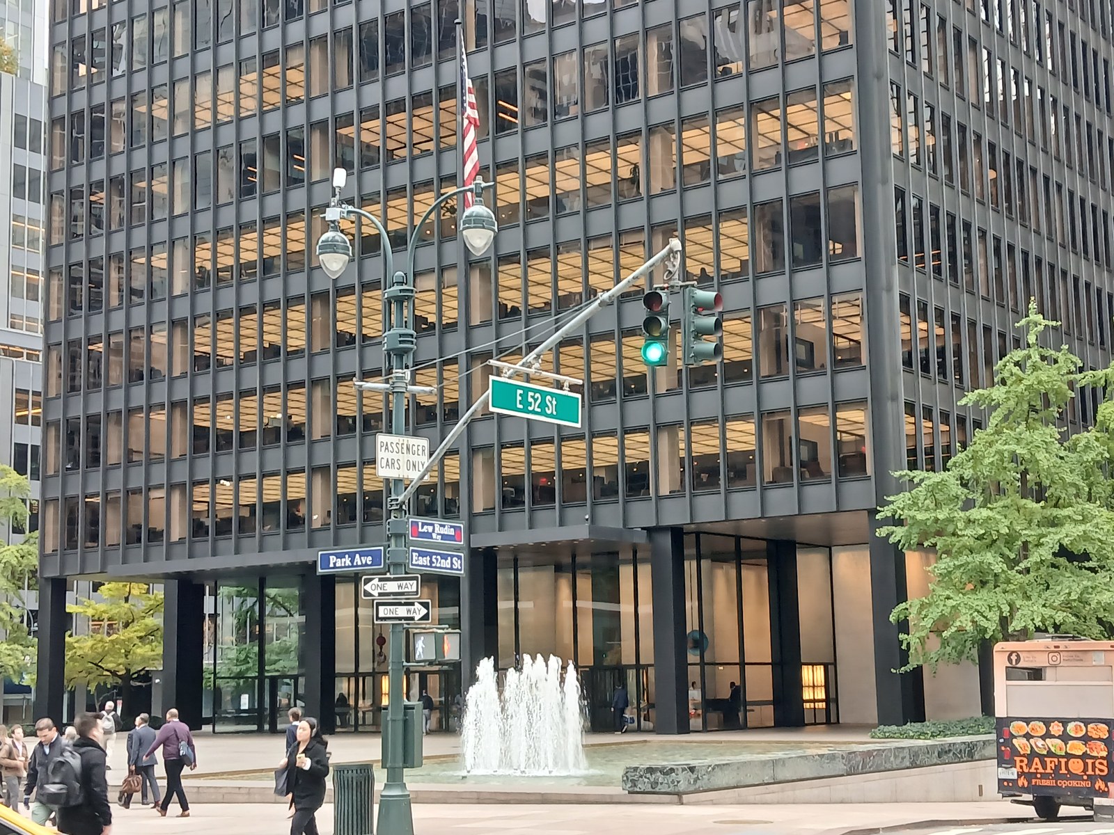 Góc phố có biển tên đường Park Ave và E 52 St, phía sau là toà nhà Seagram Building và một đài phun nước nhỏ