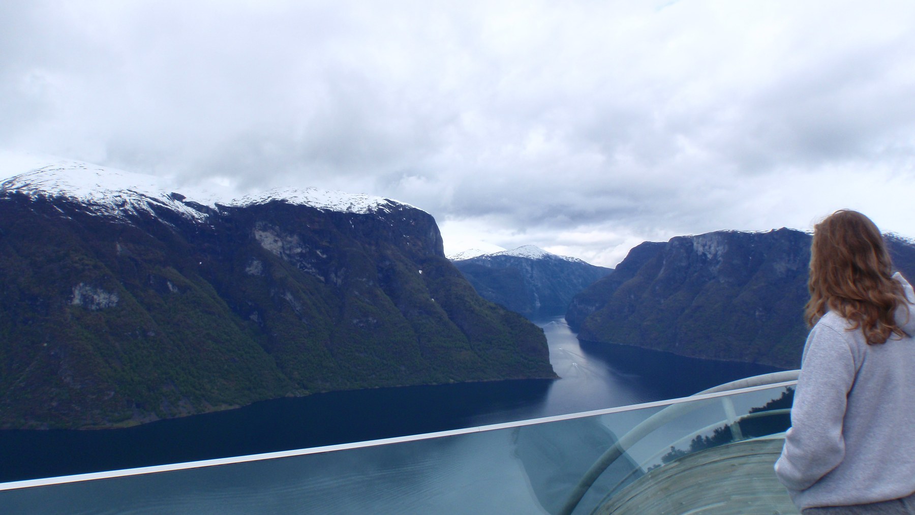 Aurland Lookout: tấm ván gỗ vươn 30 mét ra vách đá fjord Na Uy