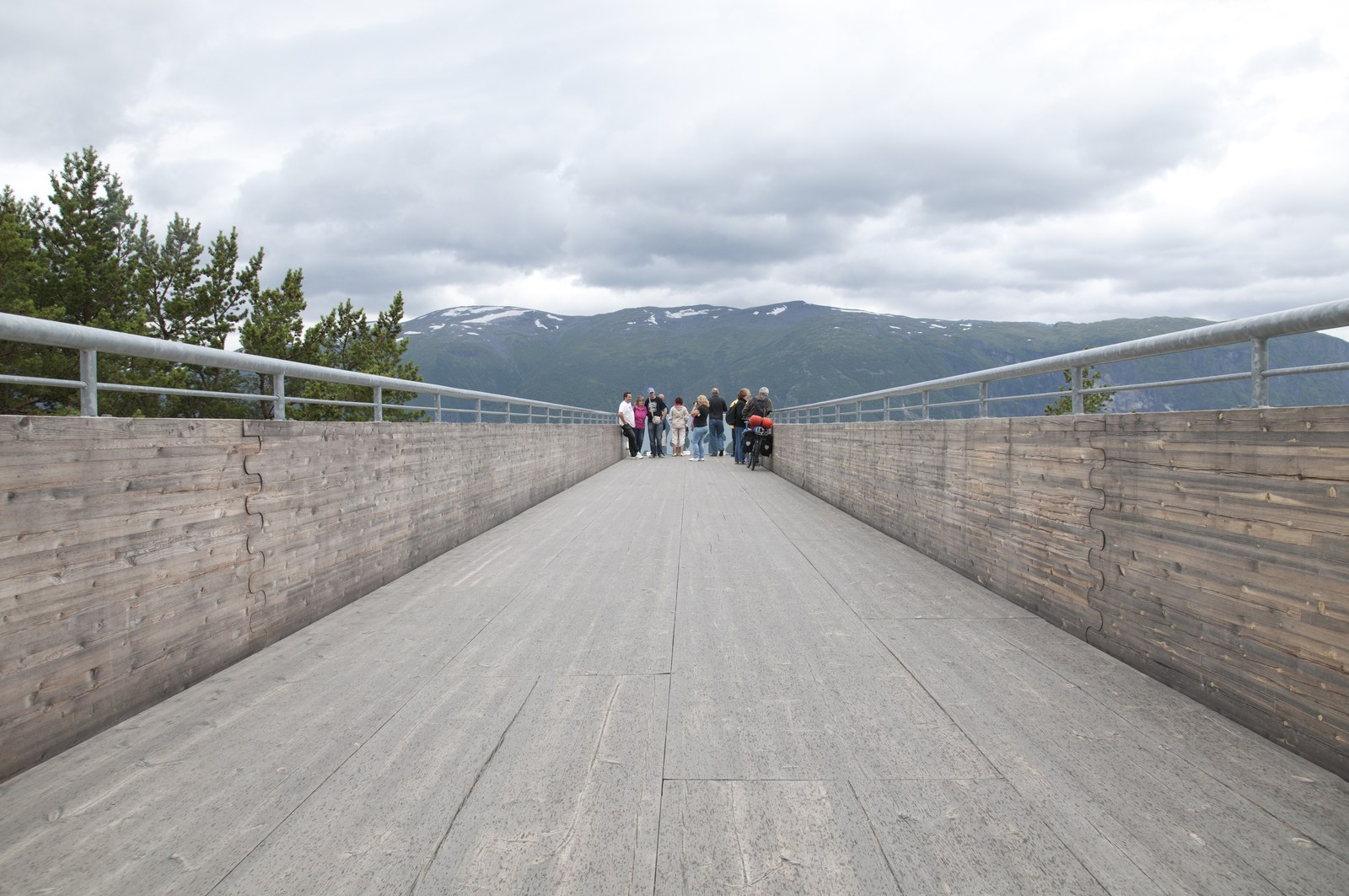 Aurland Lookout — Nhóm người đứng trên platform Stegastein nhìn dọc theo