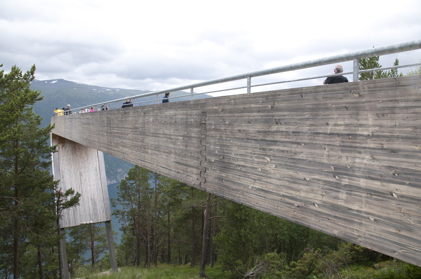 Aurland Lookout — Stegastein nhìn ngang từ sườn dốc: dầm gỗ dài