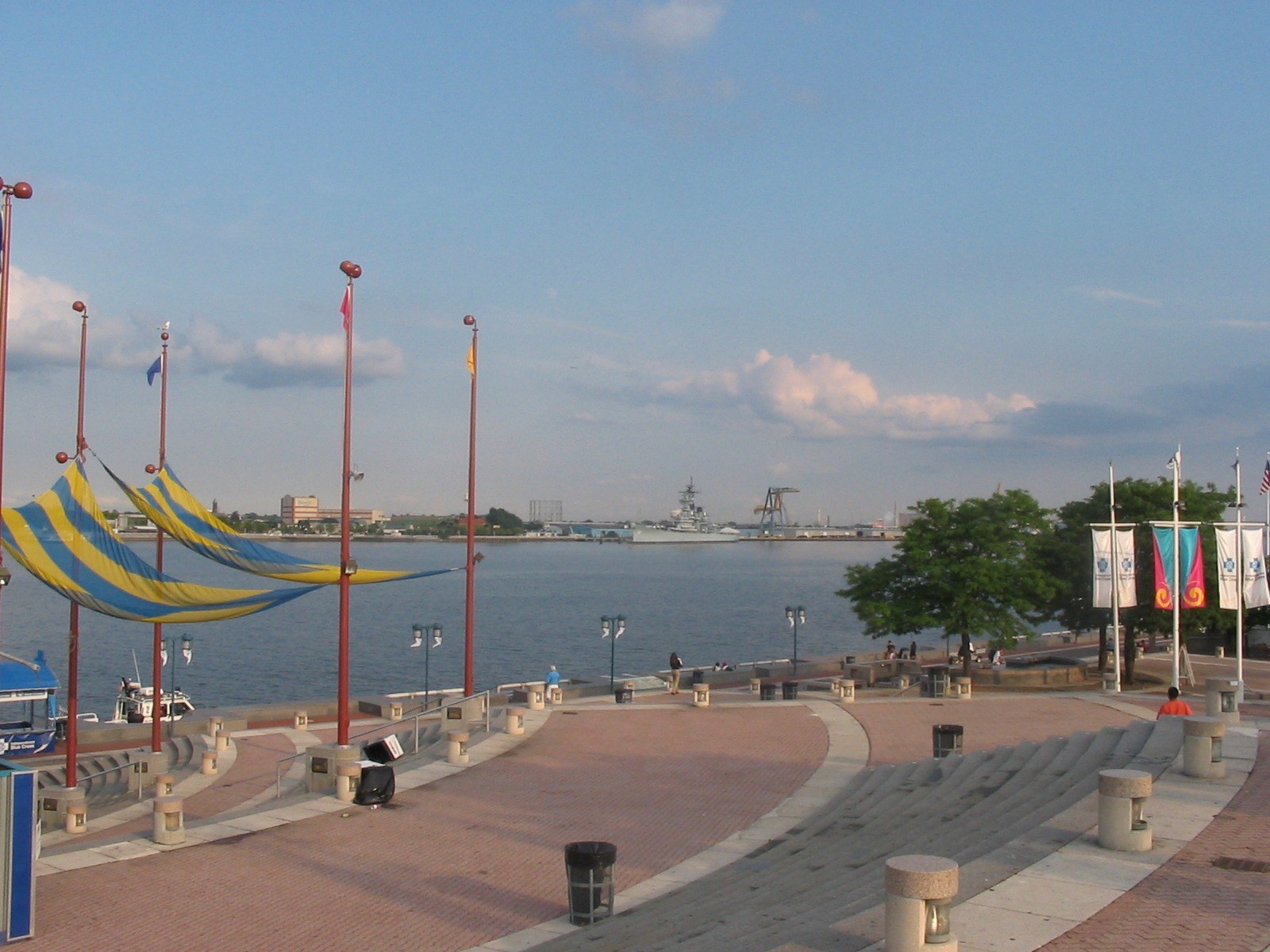 Bờ sông Delaware, Philadelphia — Quảng trường bậc lát gạch của Penn's Landing nhìn