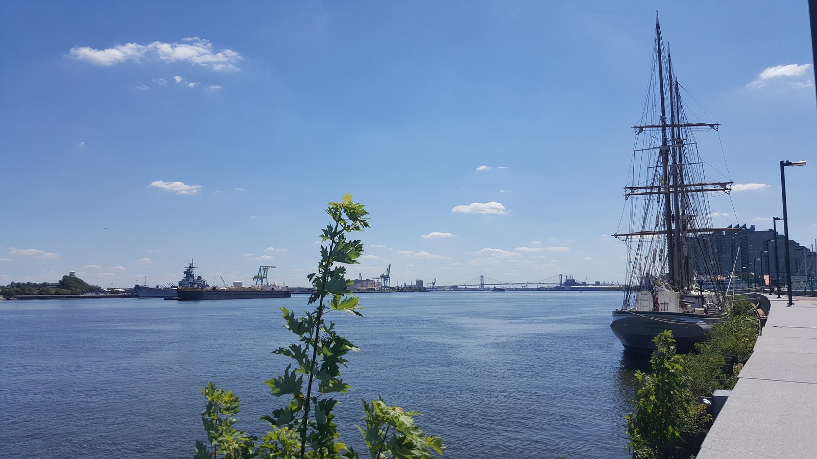 Bờ sông Delaware, Philadelphia — Mép bờ Penn's Landing: lối dạo bê tông
