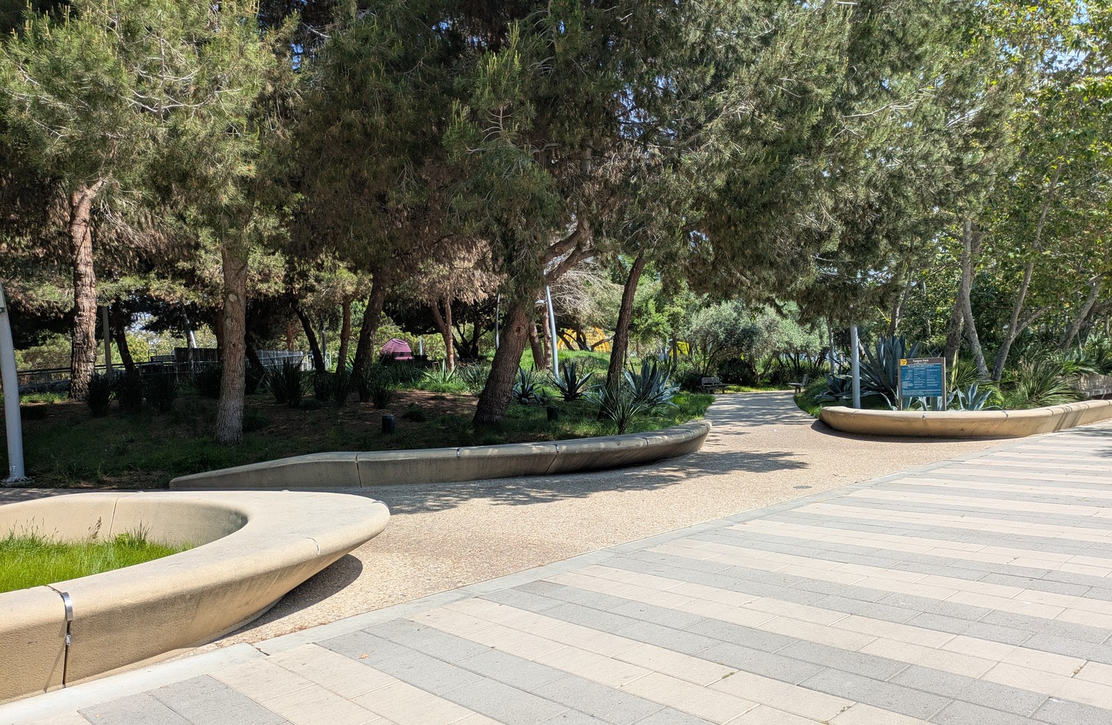 Tongva Park và Domino Park — Tongva Park: ghế bê tông đúc liền khối chạy