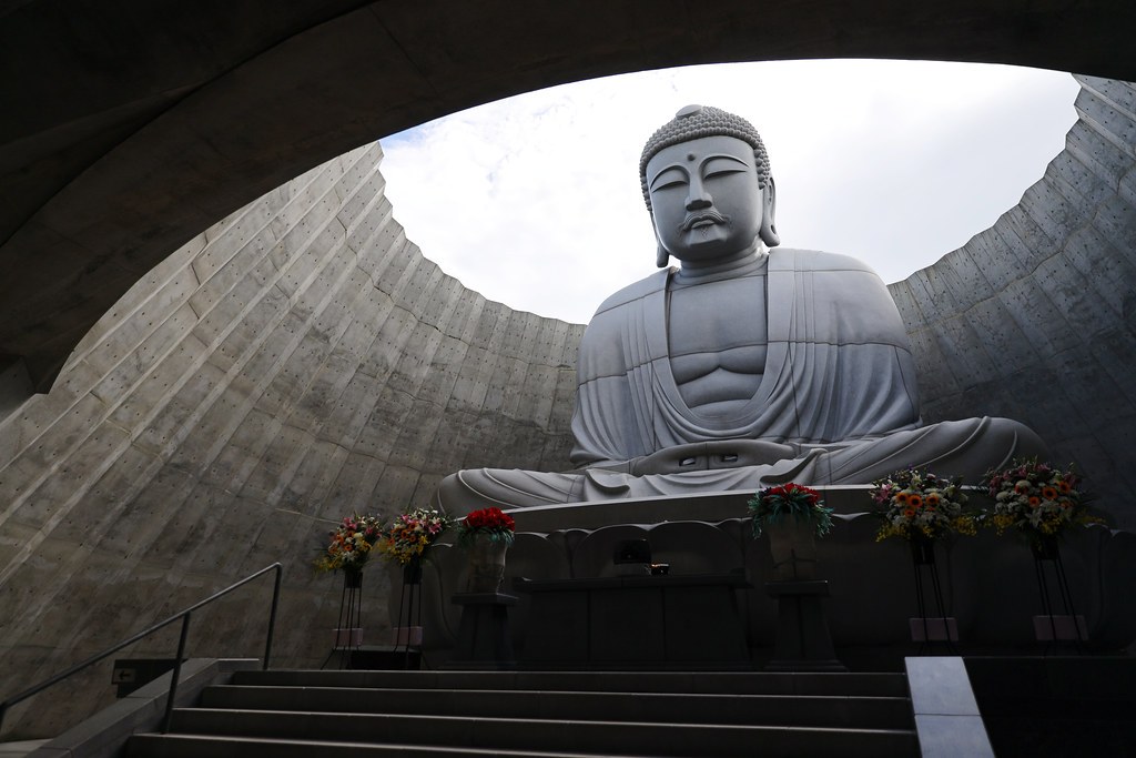 Hill of the Buddha — Toàn cảnh không gian tròn trong hầm: tường bê