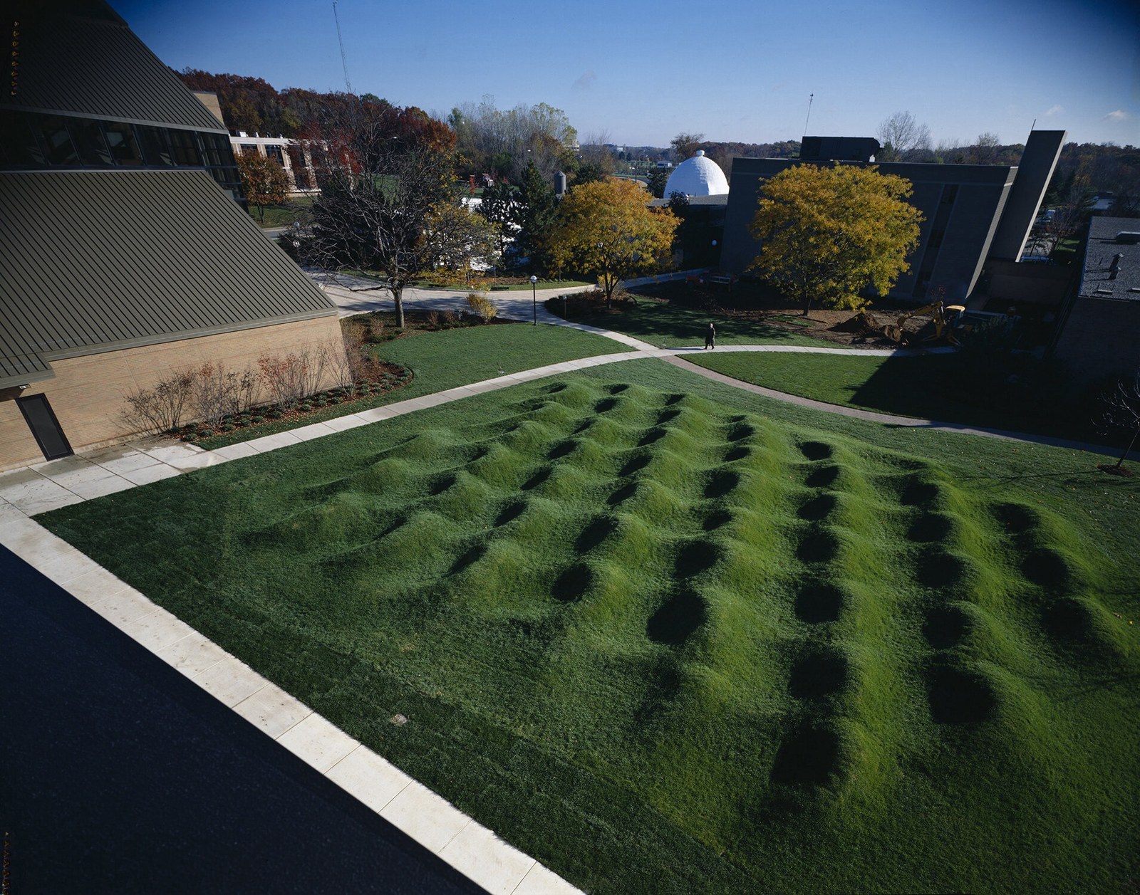 11 NỮ KIẾN TRÚC SƯ — Wave Field ở Đại học Michigan: bãi cỏ đắp