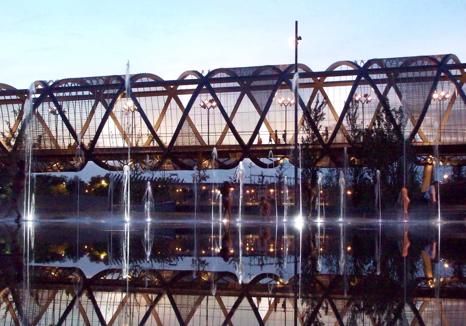 Madrid Río — Playa del Manzanares lúc chạng vạng: vòi phun nước