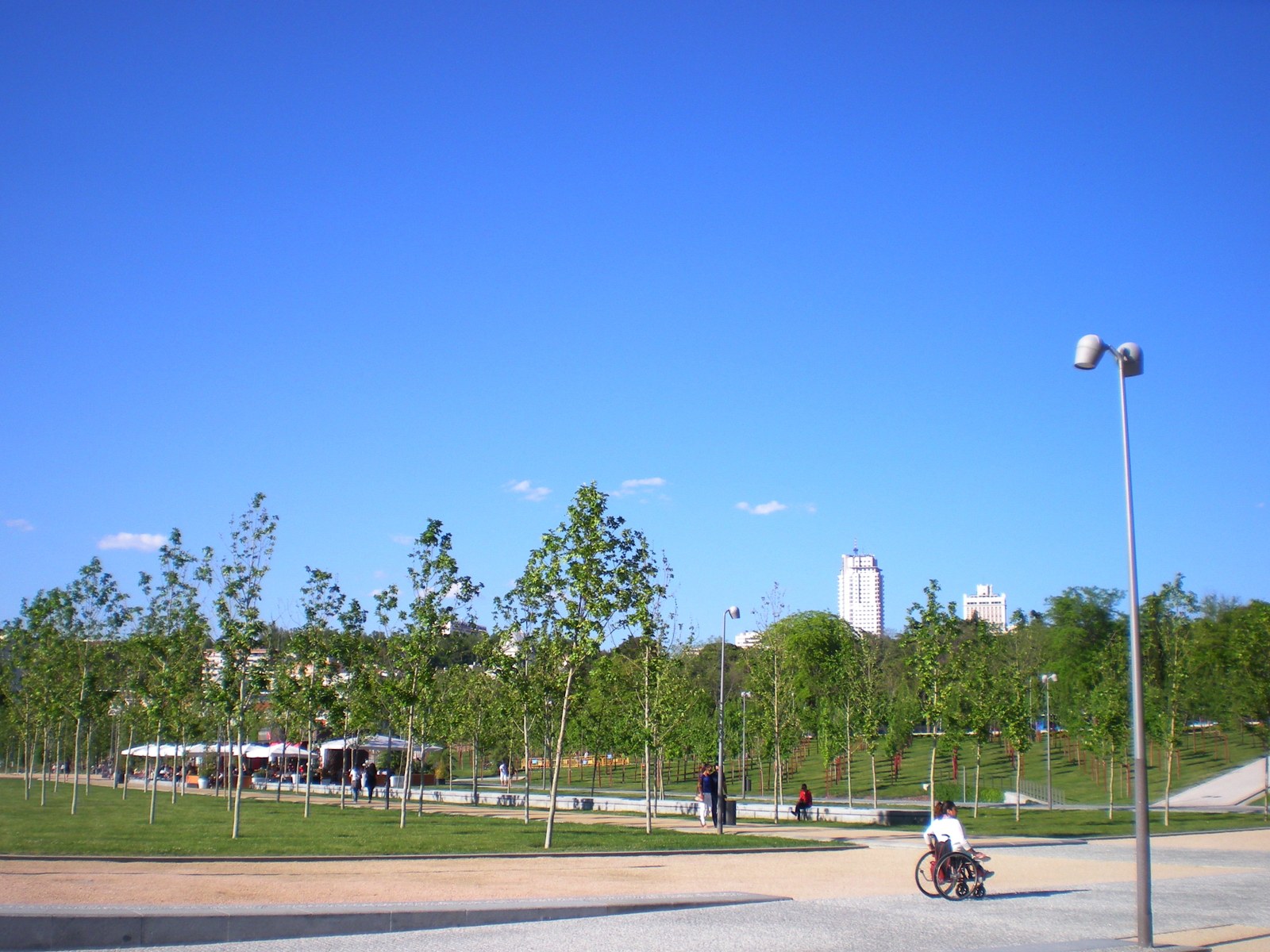 Madrid Río — Quảng trường lát đá trong công viên