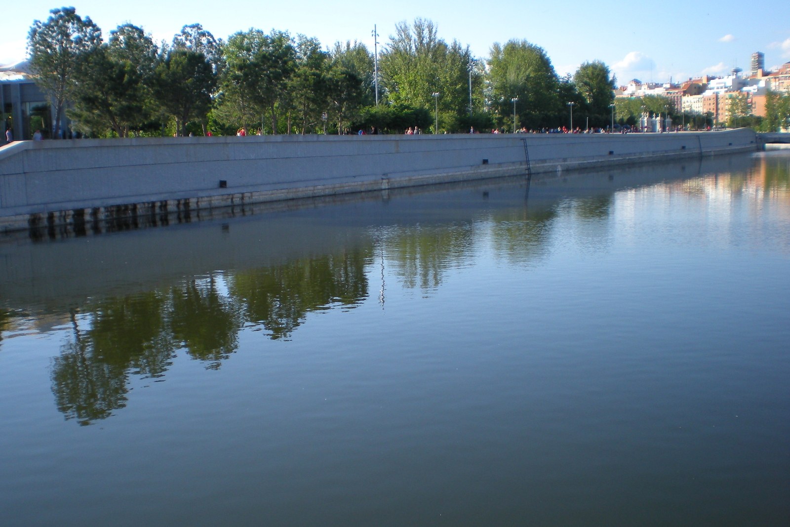 Madrid Río — Kênh sông Manzanares chảy giữa hai bờ kè đá