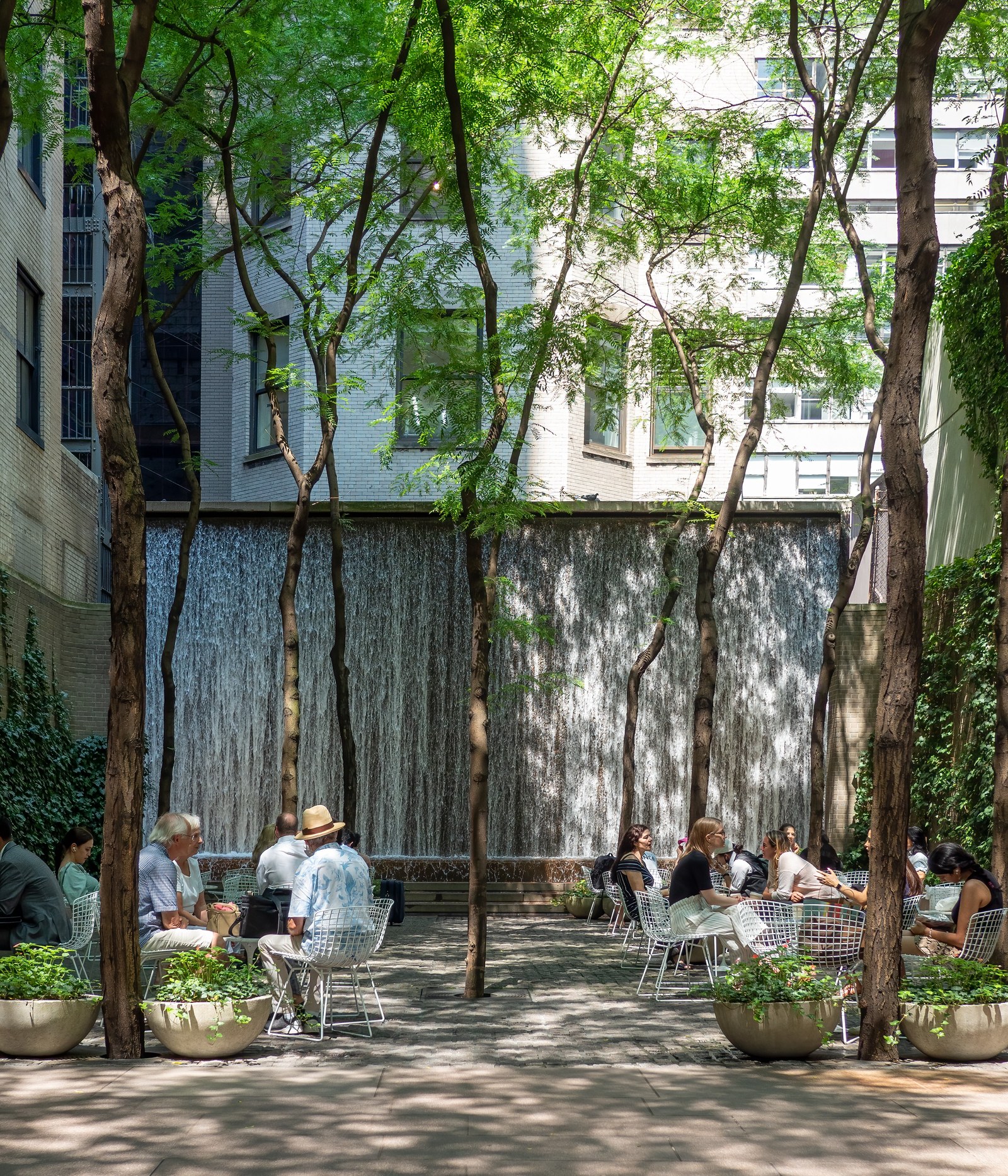 Paley Park — Paley Park nhìn từ lối vào