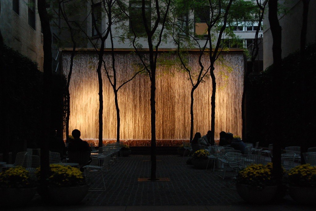 Paley Park — Paley Park ban đêm: tường nước được chiếu sáng