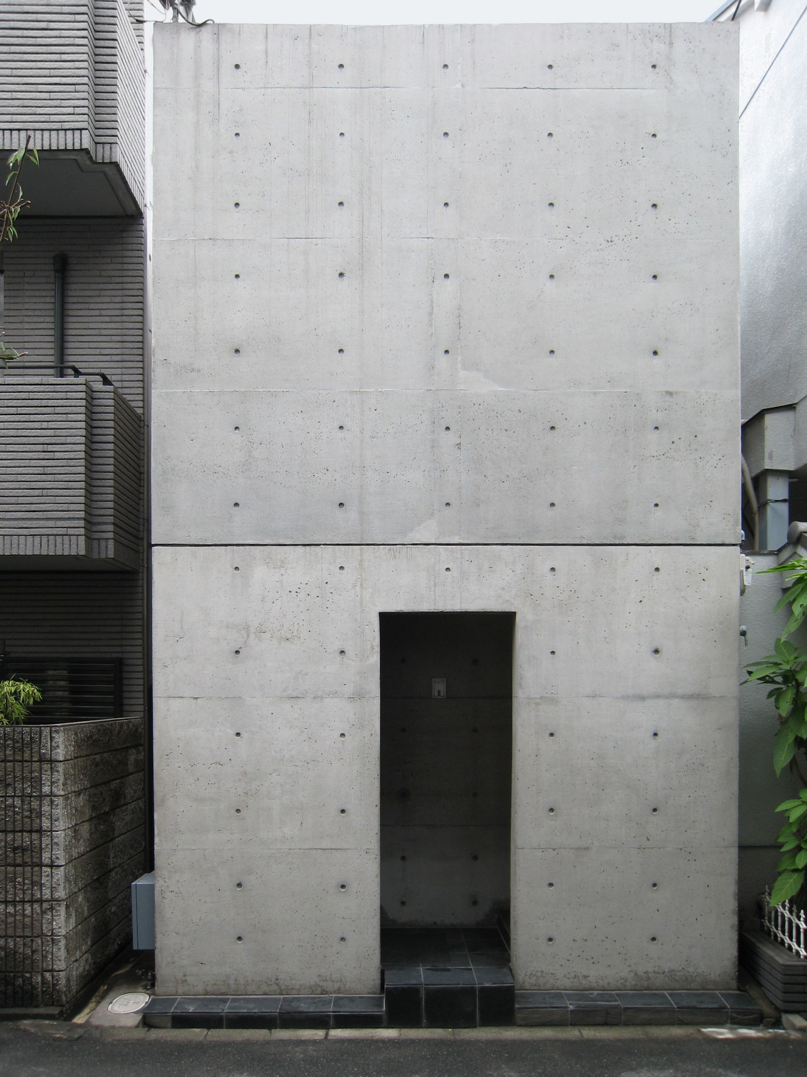 Tadao Ando — Mặt tiền hẹp Row House Sumiyoshi (Azuma House)