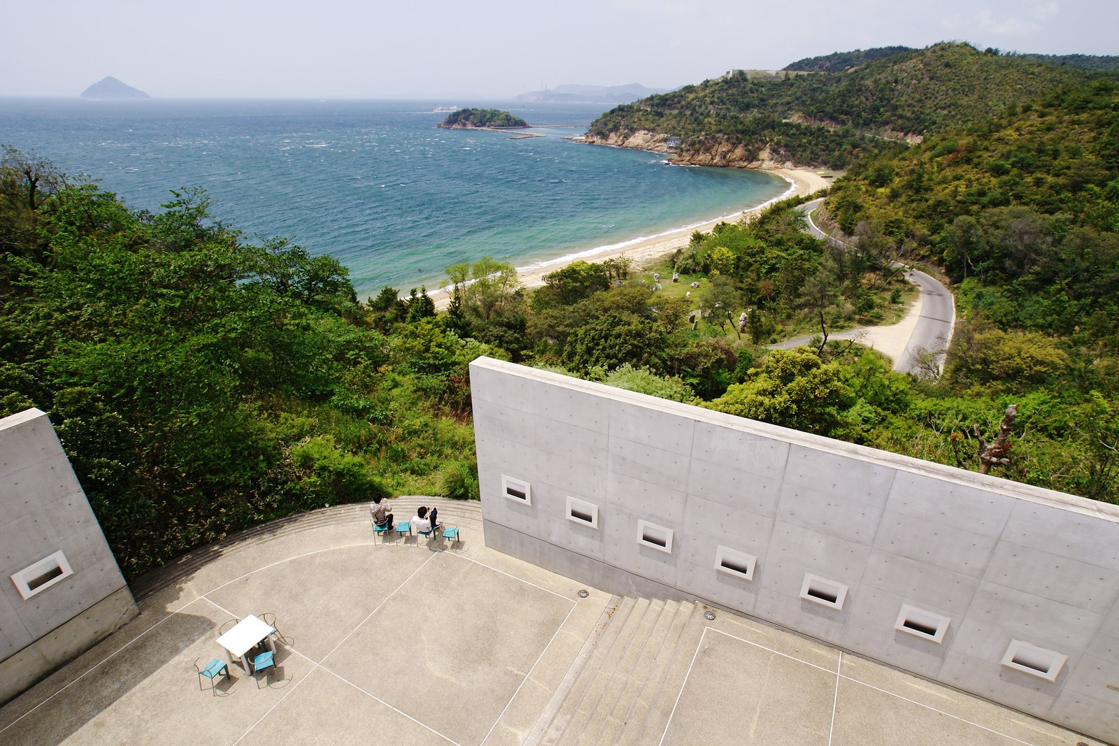 Tadao Ando — Tường bê tông Benesse House nhìn xuống bờ biển