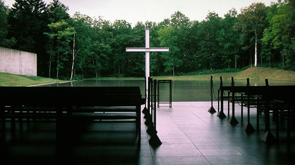 Tadao Ando — Church on the Water: cây thánh giá thép đặt