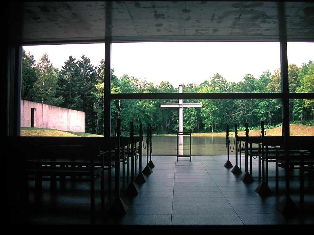Tadao Ando — Nội thất Church on the Water nhìn qua vách