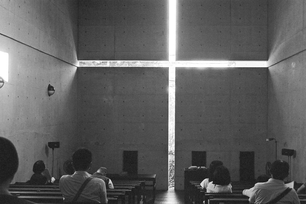 Tadao Ando — Không gian tối Church of the Light nhìn từ