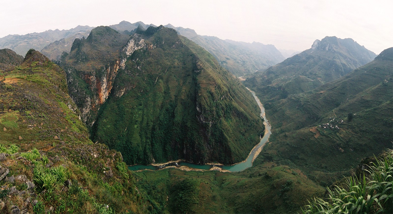 Công viên địa chất toàn cầu UNESCO ở Việ — Toàn cảnh đèo Mã Pí Lèng nhìn từ trên