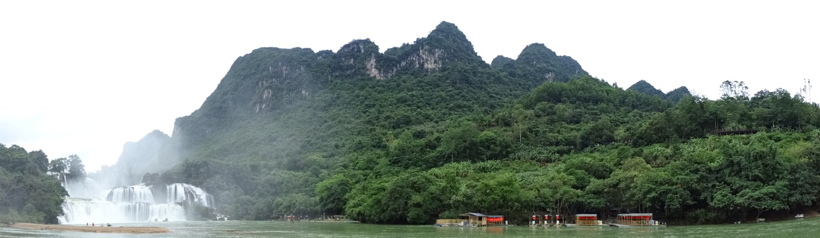 Công viên địa chất toàn cầu UNESCO ở Việ — Toàn cảnh rộng thác Bản Giốc với dãy núi