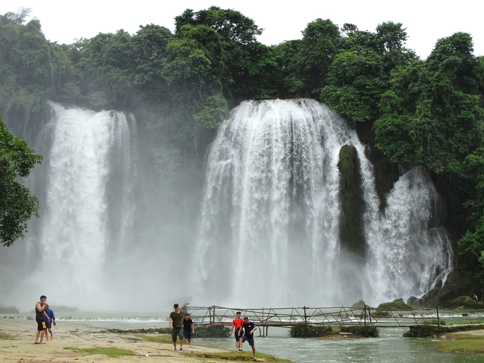 Công viên địa chất toàn cầu UNESCO ở Việ — Cận cảnh hai tầng thác Bản Giốc đổ trắng