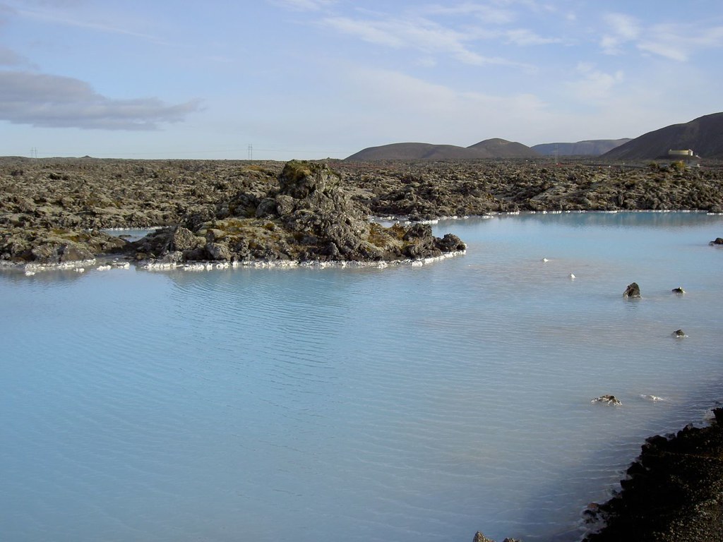 Blue Lagoon — Cận cảnh mặt nước xanh trắng đục do silica