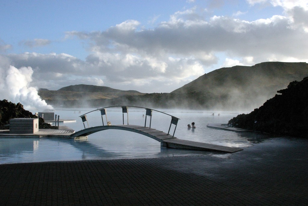 Blue Lagoon — Cầu vòm bê tông bắc qua hồ
