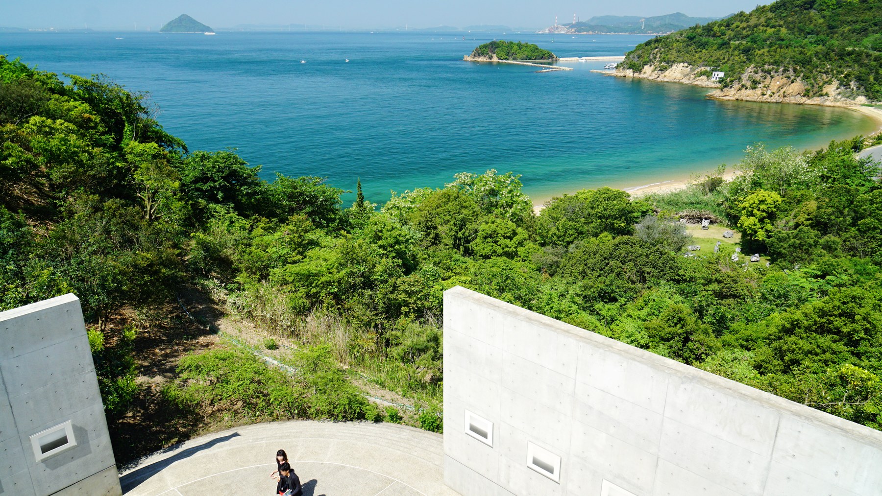 Tadao Ando là ai? Võ sĩ tự học thành bậc thầy bê tông ánh sáng