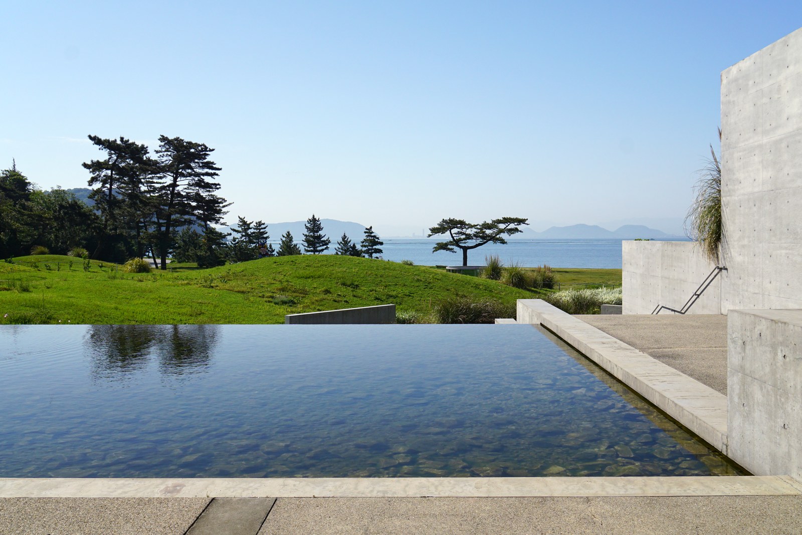 Tadao Ando là ai? Võ sĩ tự học thành bậc — Bể nước tràn bờ của Benesse House Park nhìn
