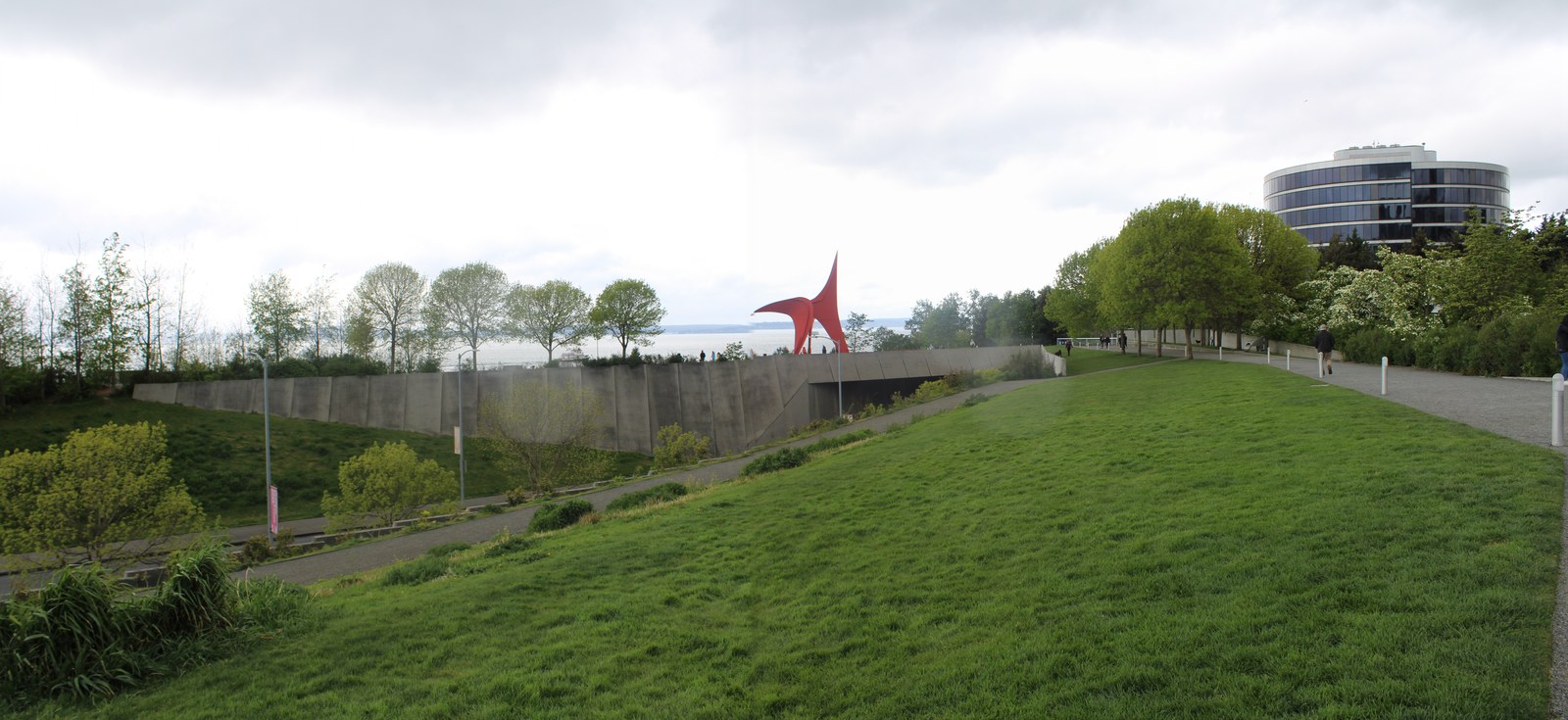 Olympic Sculpture Park — Toàn cảnh panorama bãi cỏ khu vực Calder với