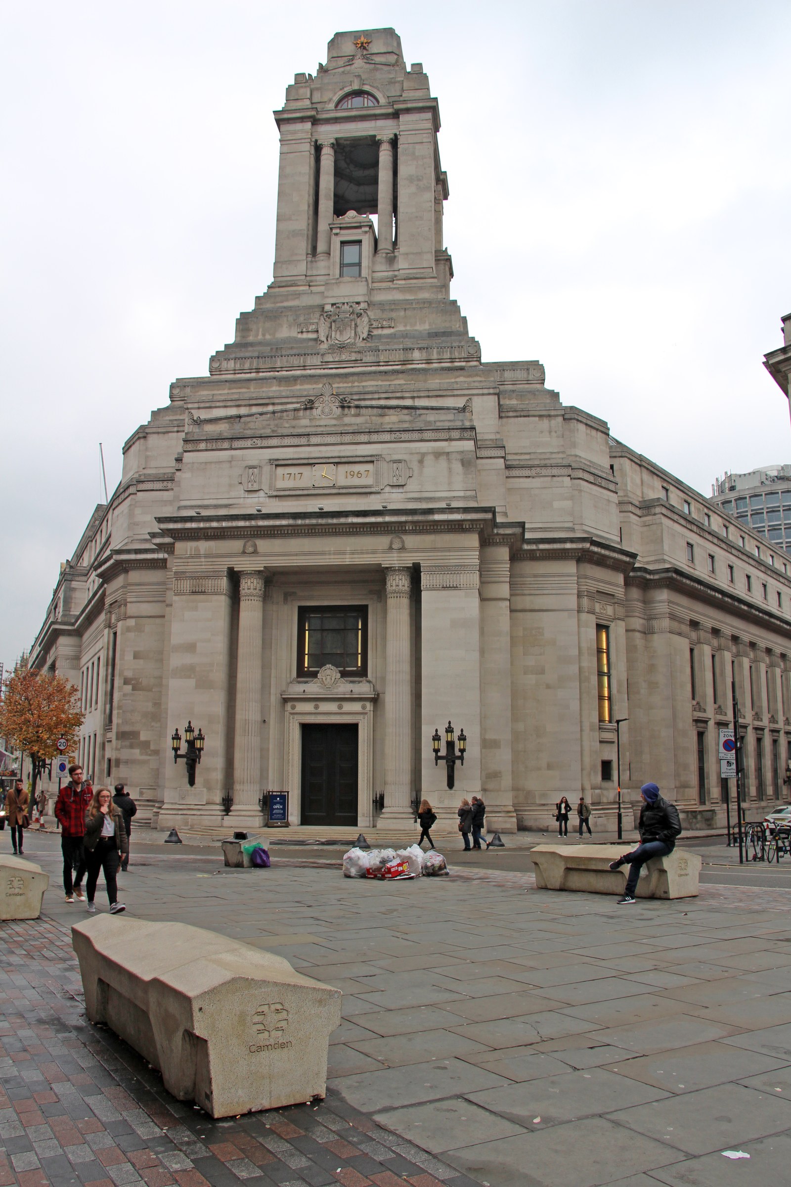 Những chi tiết tiện ích nhỏ giữ an toàn  — Camden bench bê tông đặt trước sân Freemasons' Hall