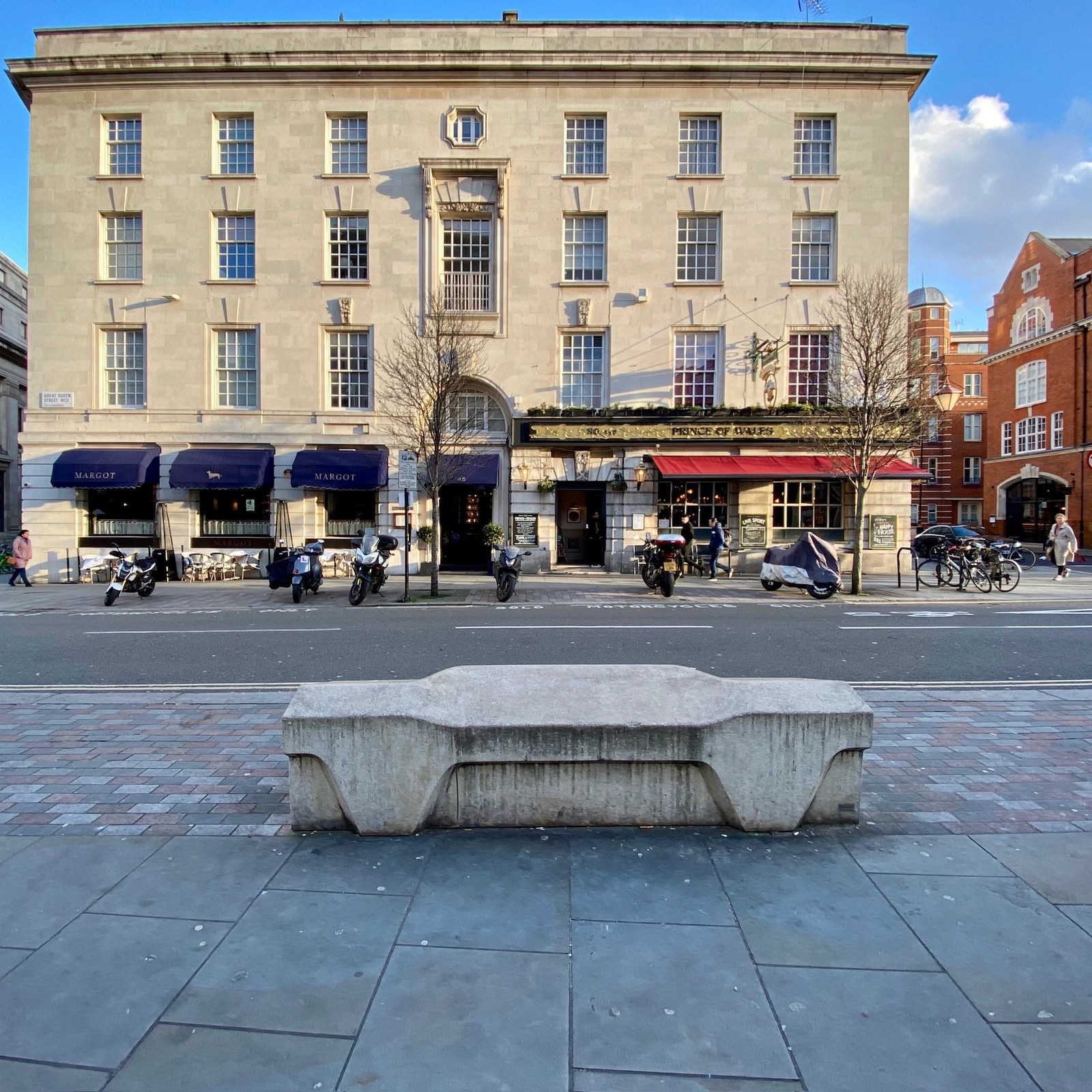 Những chi tiết tiện ích nhỏ giữ an toàn  — Camden bench đặt trên vỉa hè phố Great Queen