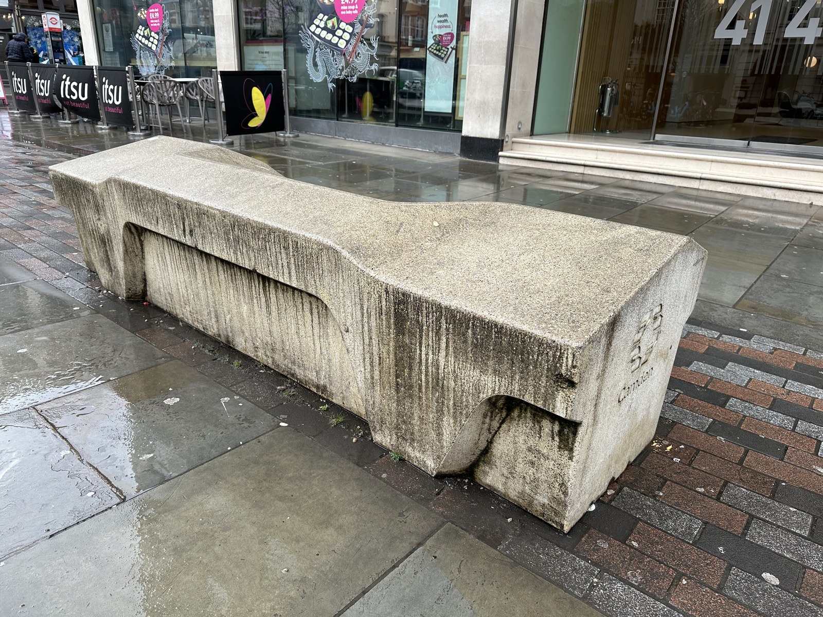 Những chi tiết tiện ích nhỏ giữ an toàn  — Cận cảnh Camden bench