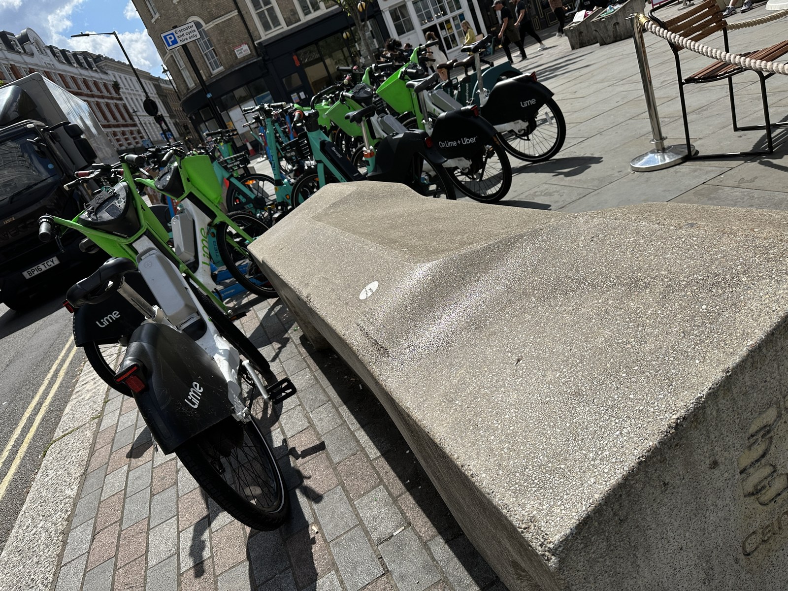 Những chi tiết tiện ích nhỏ giữ an toàn  — Xe đạp điện dựng quây quanh một Camden bench