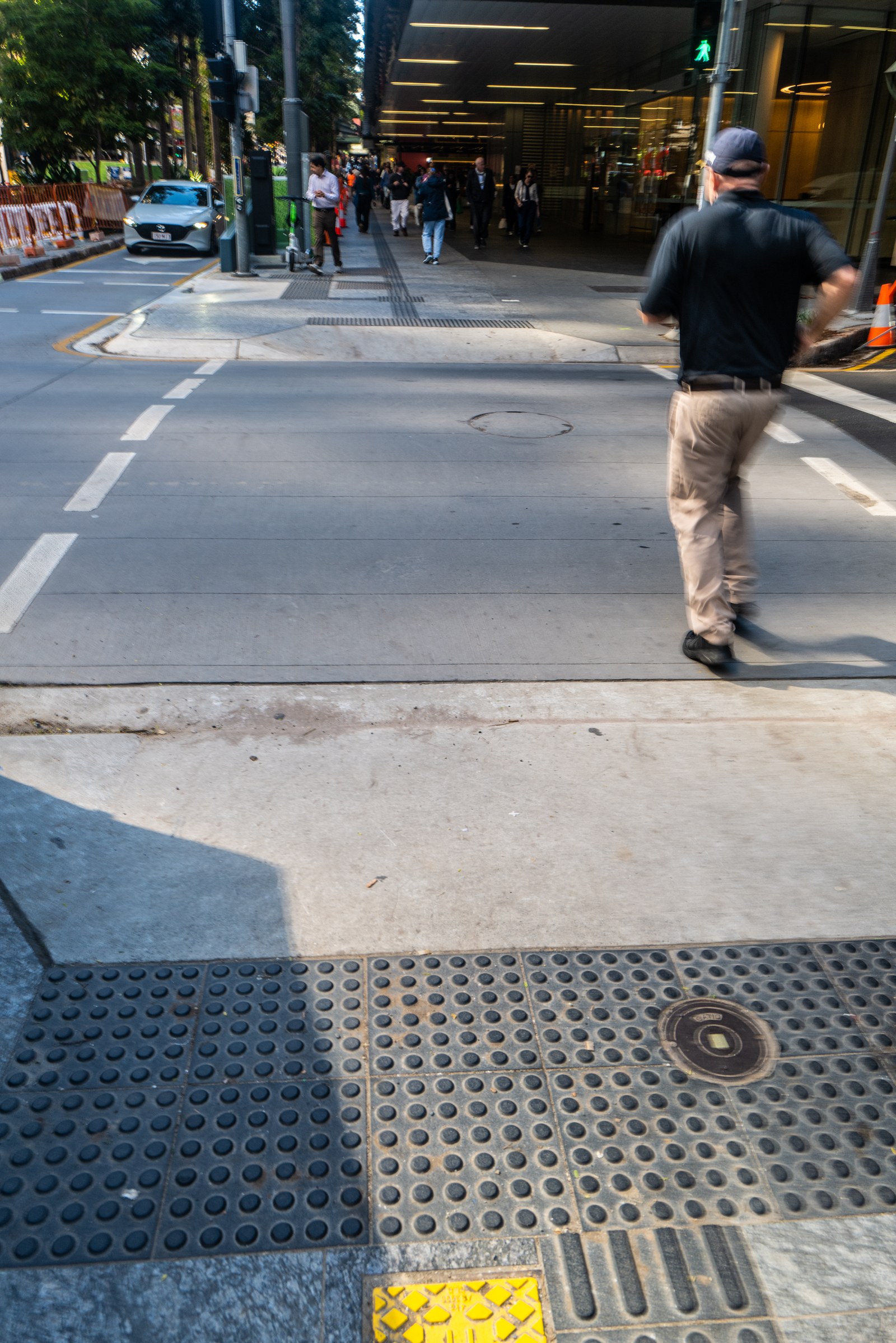 Những chi tiết tiện ích nhỏ giữ an toàn  — Gờ lát cảnh báo (tactile paving) vàng trên vỉa