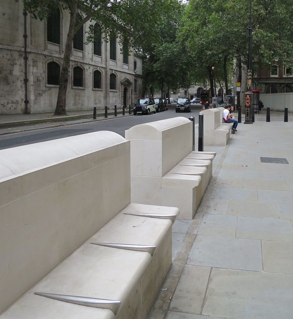 Những chi tiết tiện ích nhỏ giữ an toàn  — Ghế đá công cộng London có vây kim loại